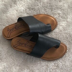 Zodiac Giada leather toe-loop slide leather sandals
Size 7
In gr8 shape 👍🏻